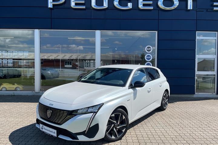 Hvid Peugeot 308 fra 2022 set udefra