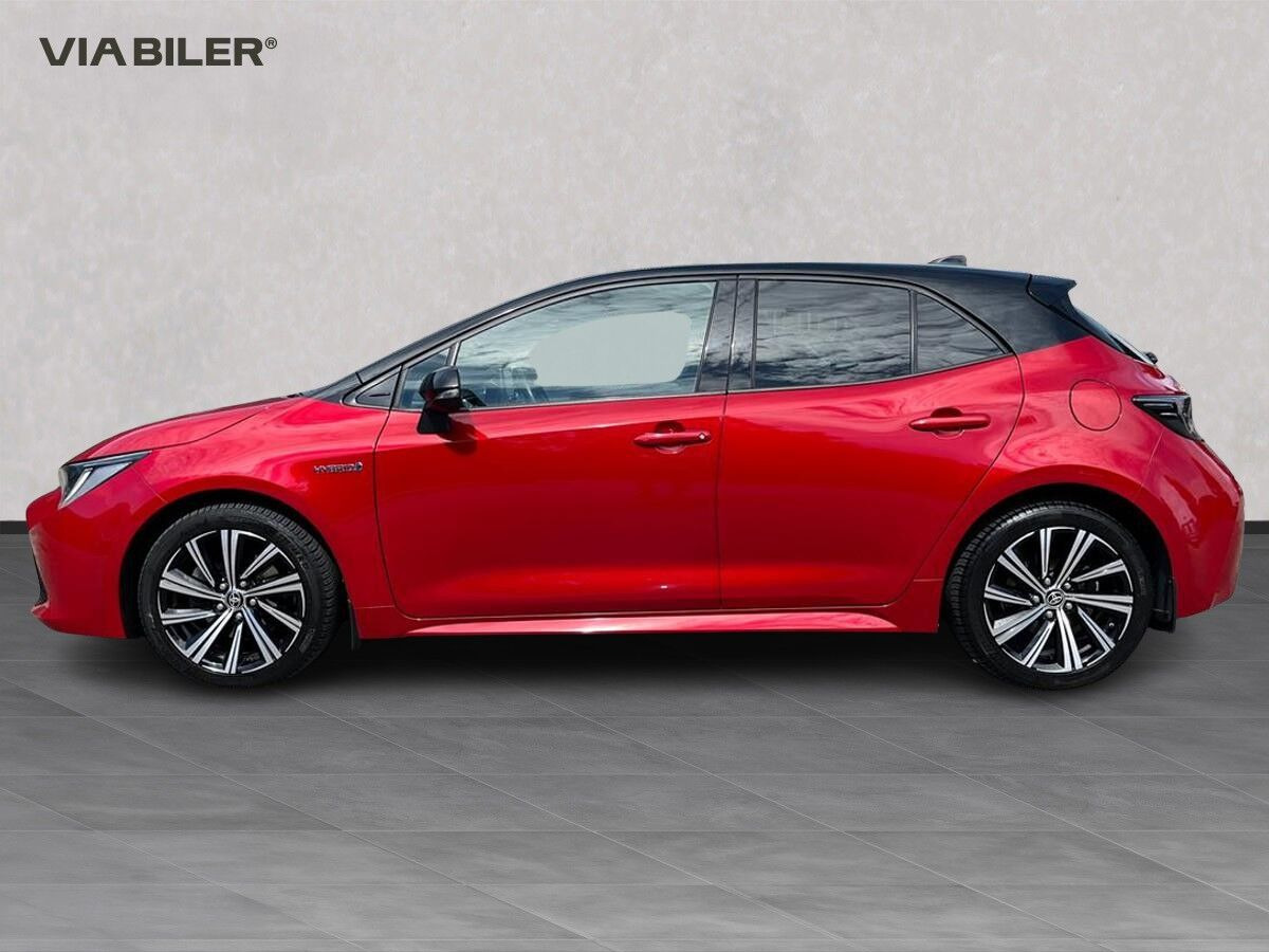 Rød Toyota Corolla fra 2021