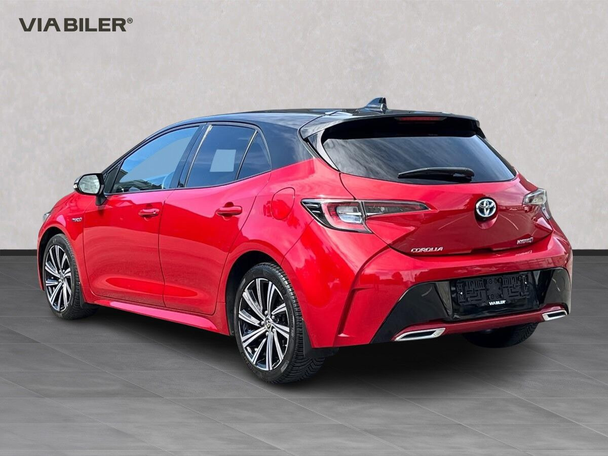 Rød Toyota Corolla fra 2021