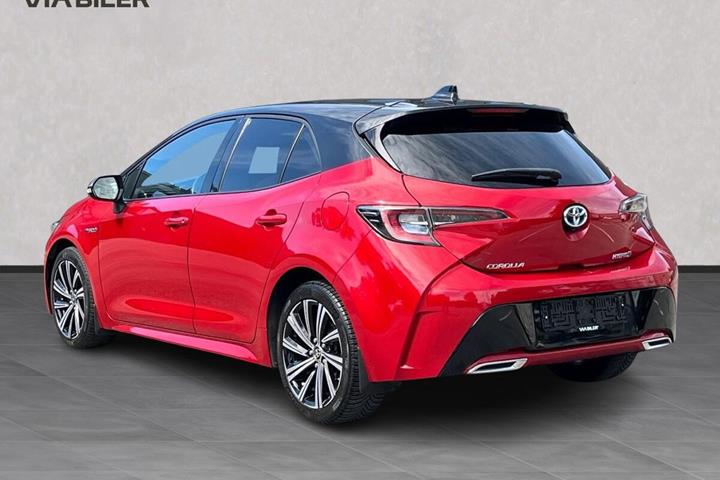 Rød Toyota Corolla fra 2021