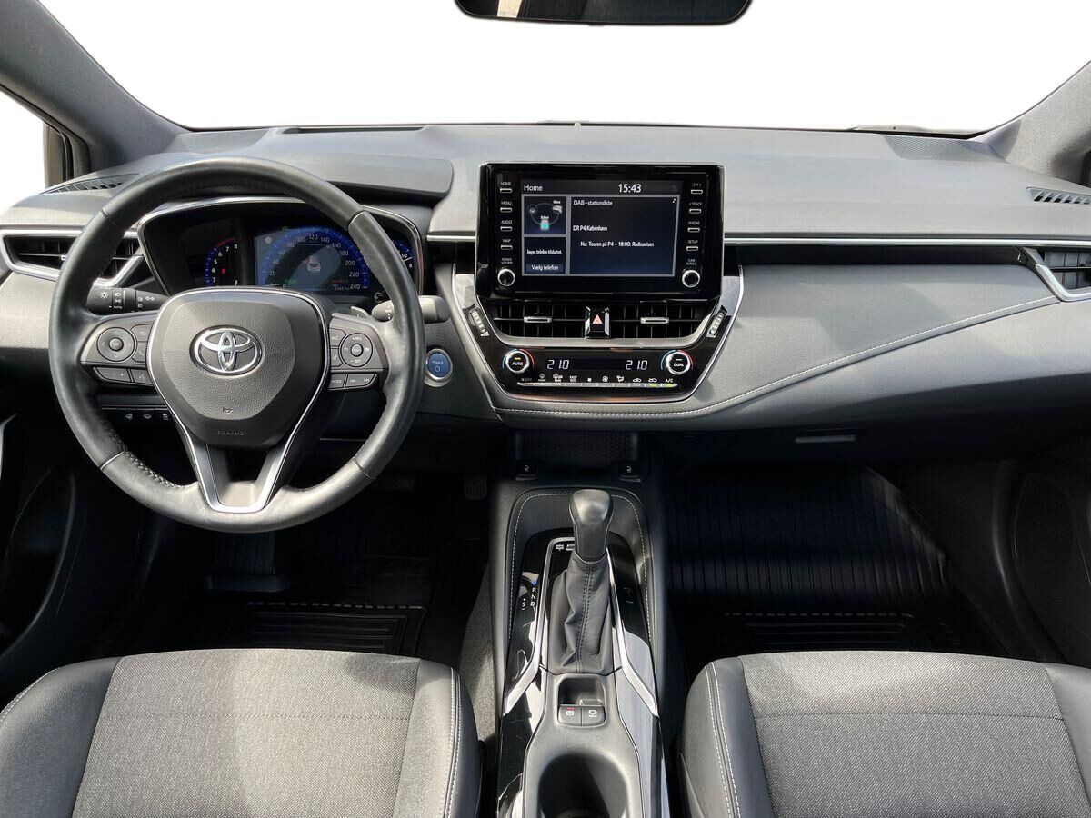 Rød Toyota Corolla fra 2021