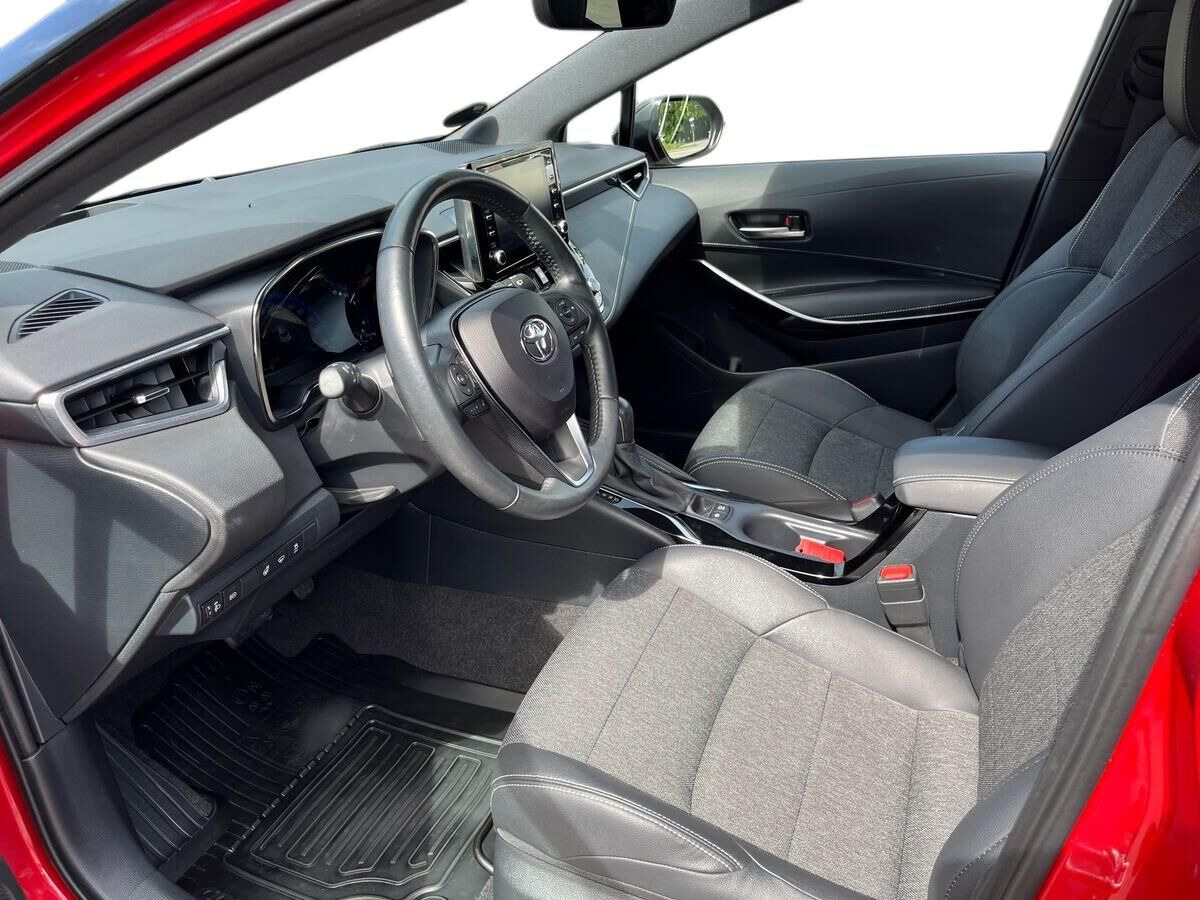 Rød Toyota Corolla fra 2021