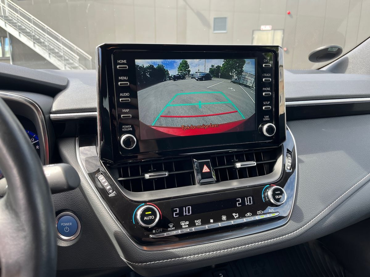 Rød Toyota Corolla fra 2021