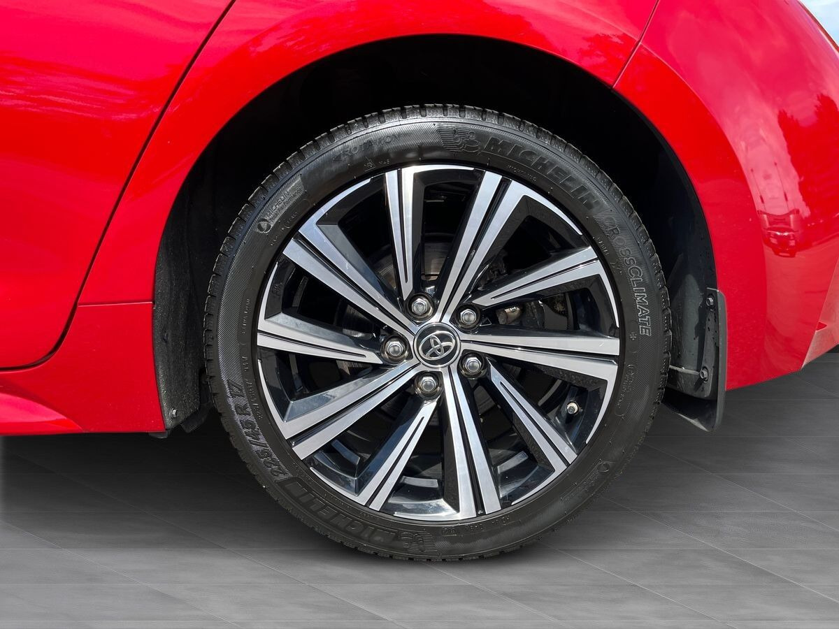 Rød Toyota Corolla fra 2021