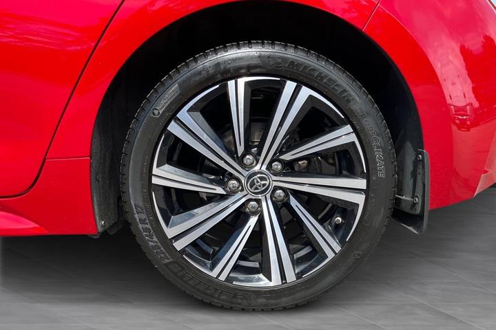 Rød Toyota Corolla fra 2021