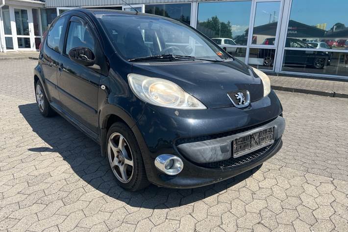Sort Peugeot 107 fra 2006