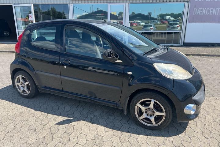 Sort Peugeot 107 fra 2006