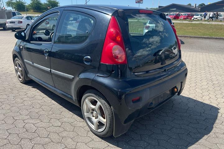 Sort Peugeot 107 fra 2006