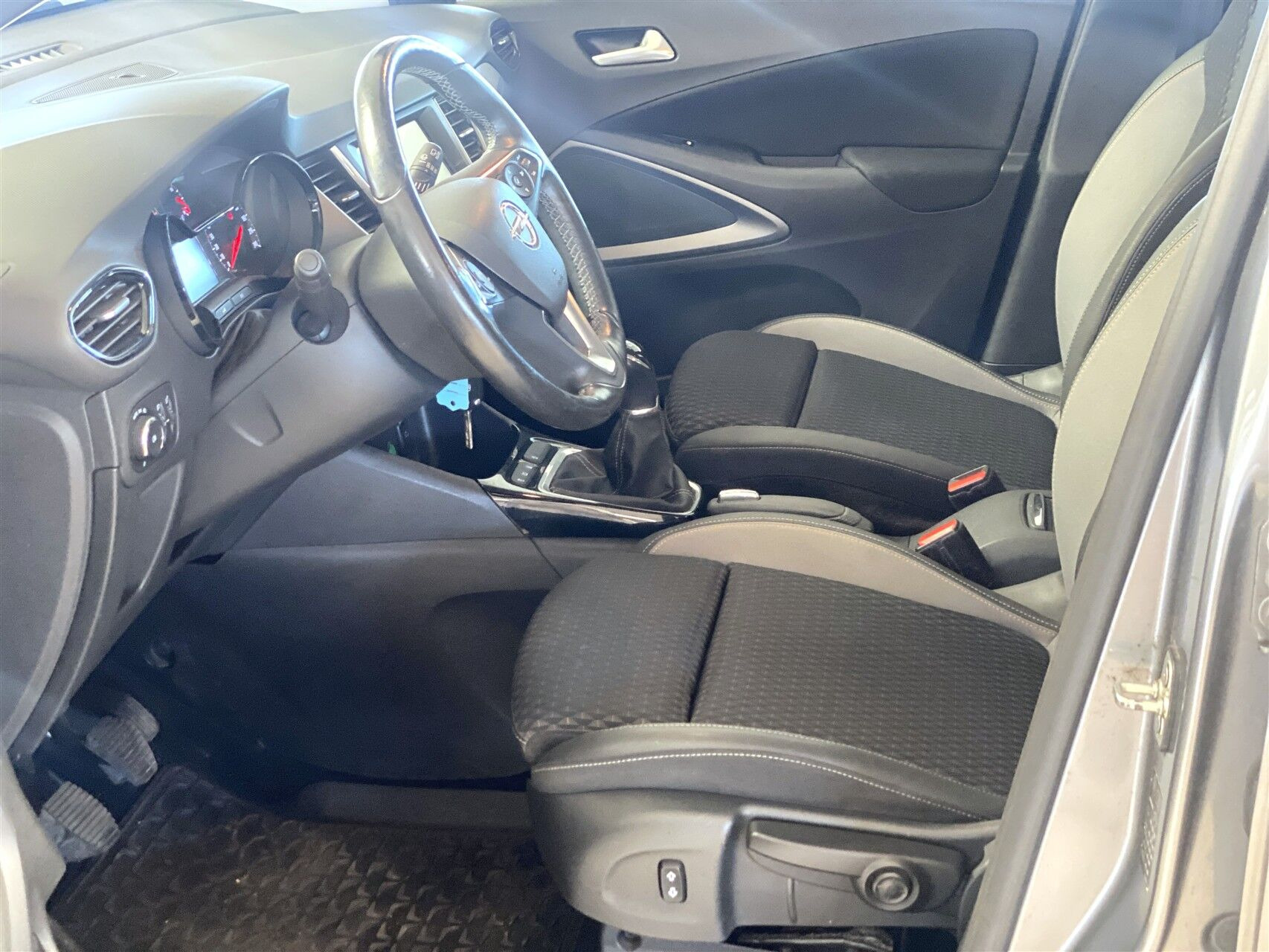 Grå Opel Crossland X fra 2018