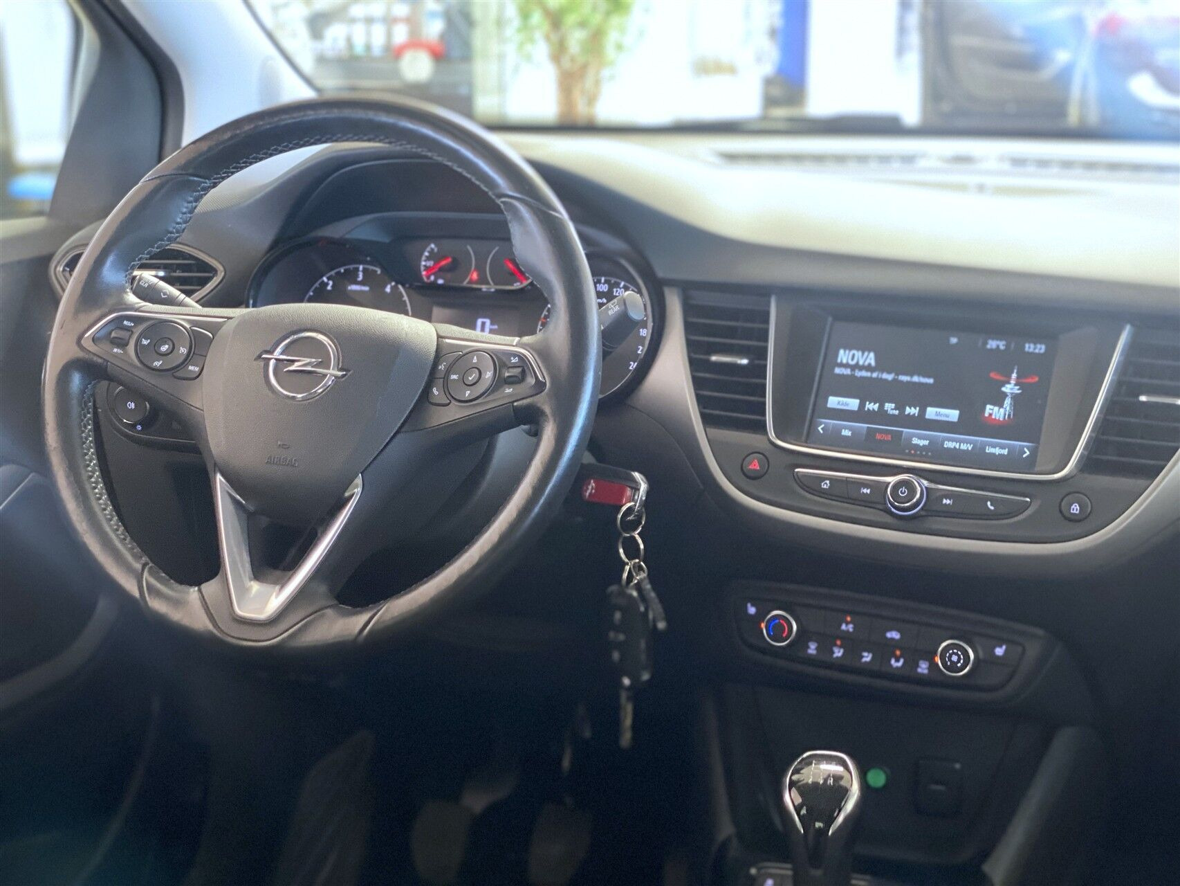 Grå Opel Crossland X fra 2018