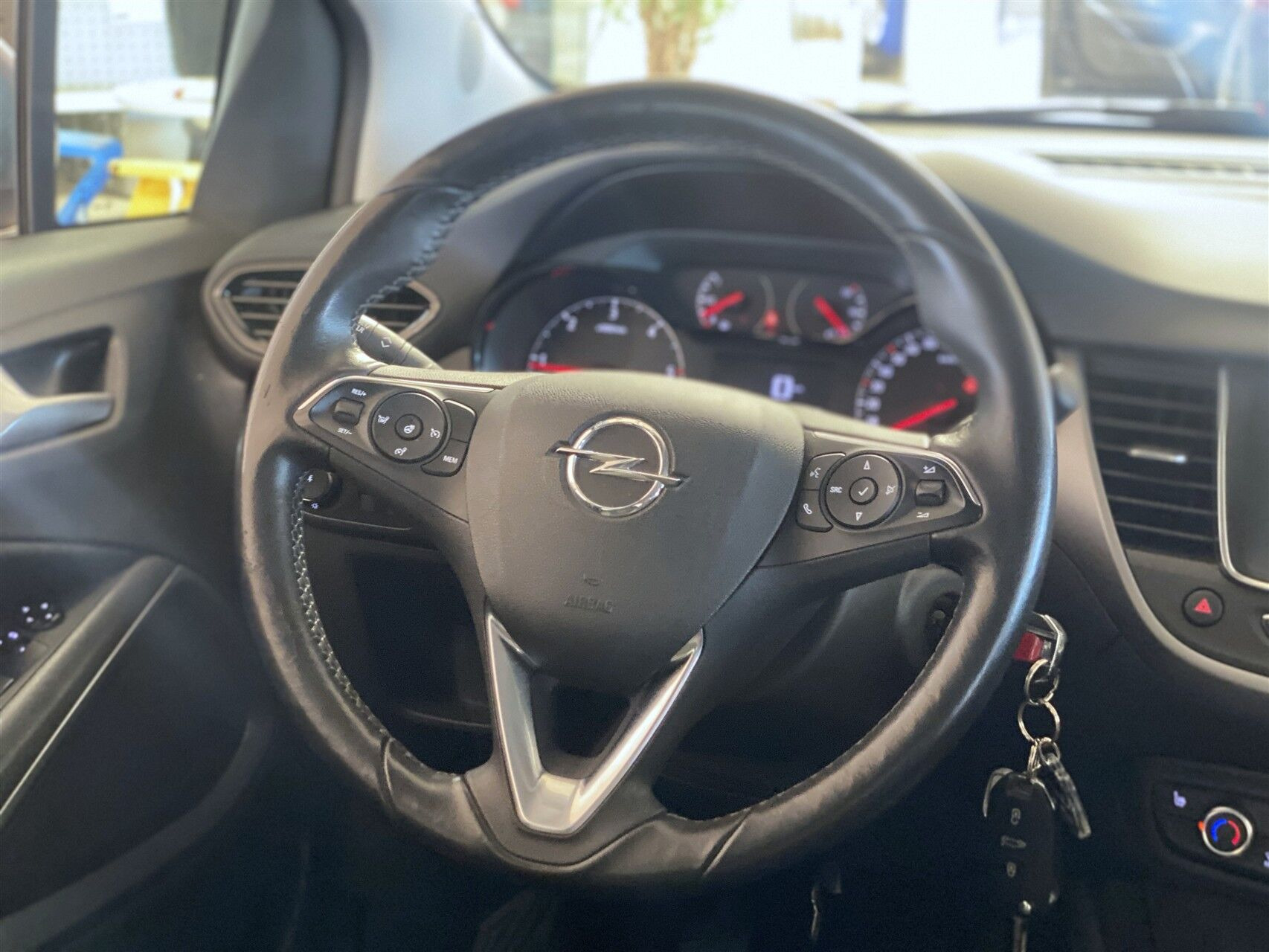Grå Opel Crossland X fra 2018