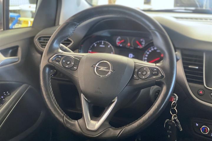 Grå Opel Crossland X fra 2018