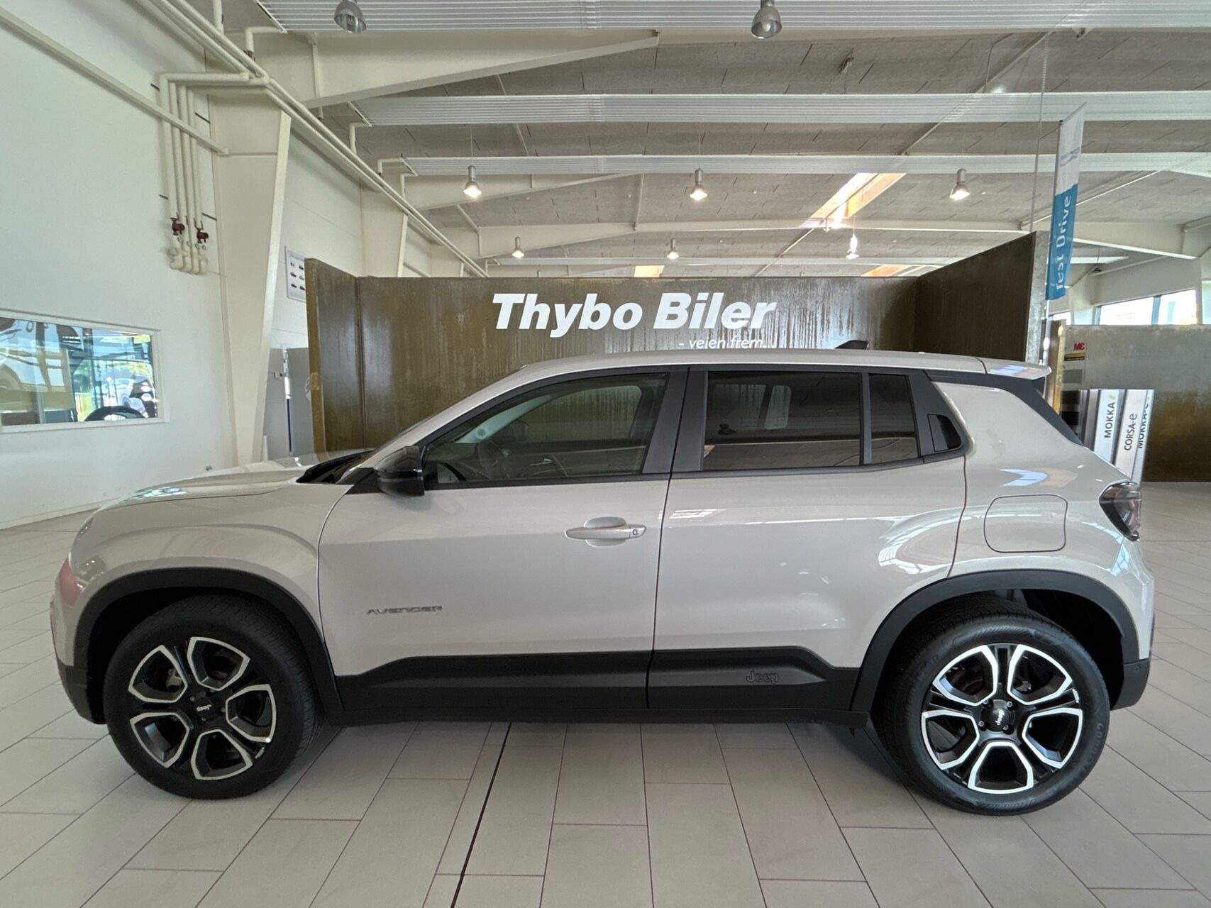 Sølv Jeep Avenger fra 2025