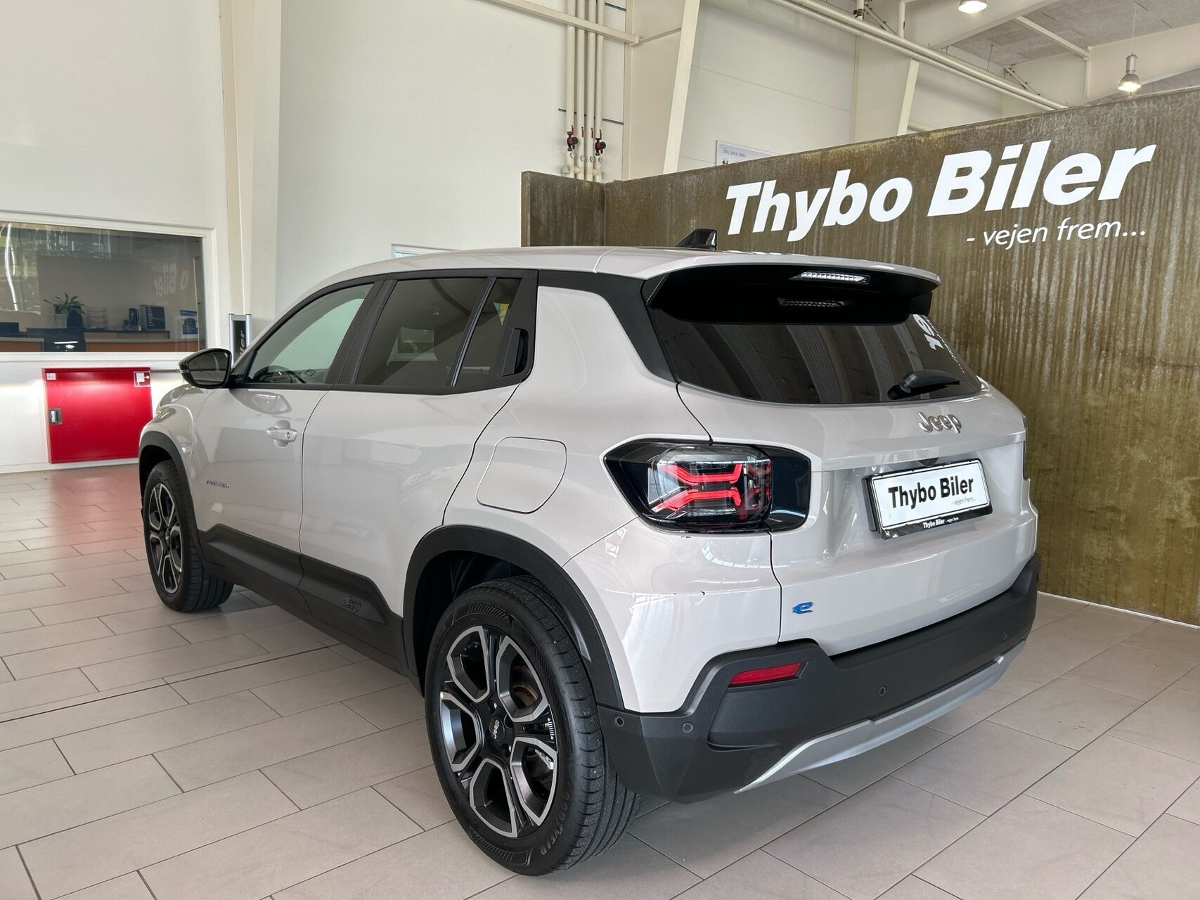 Sølv Jeep Avenger fra 2025