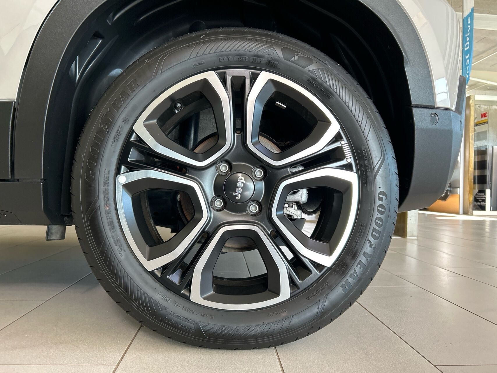 Sølv Jeep Avenger fra 2025