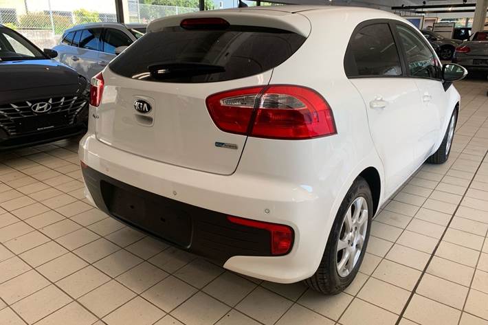 Hvid Kia Rio fra 2015