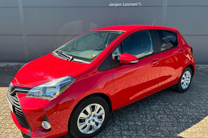 Rød Toyota Yaris fra 2015 set udefra