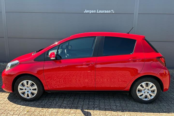 Rød Toyota Yaris fra 2015