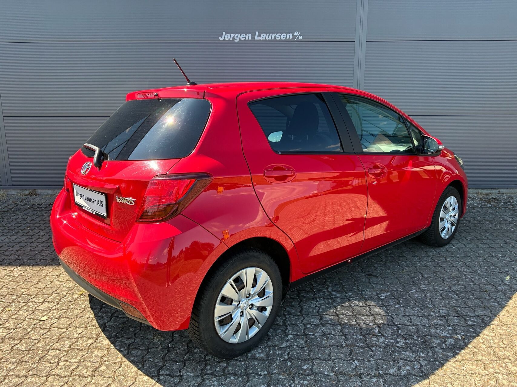 Rød Toyota Yaris fra 2015