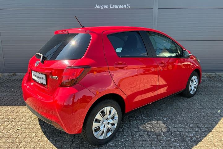 Rød Toyota Yaris fra 2015