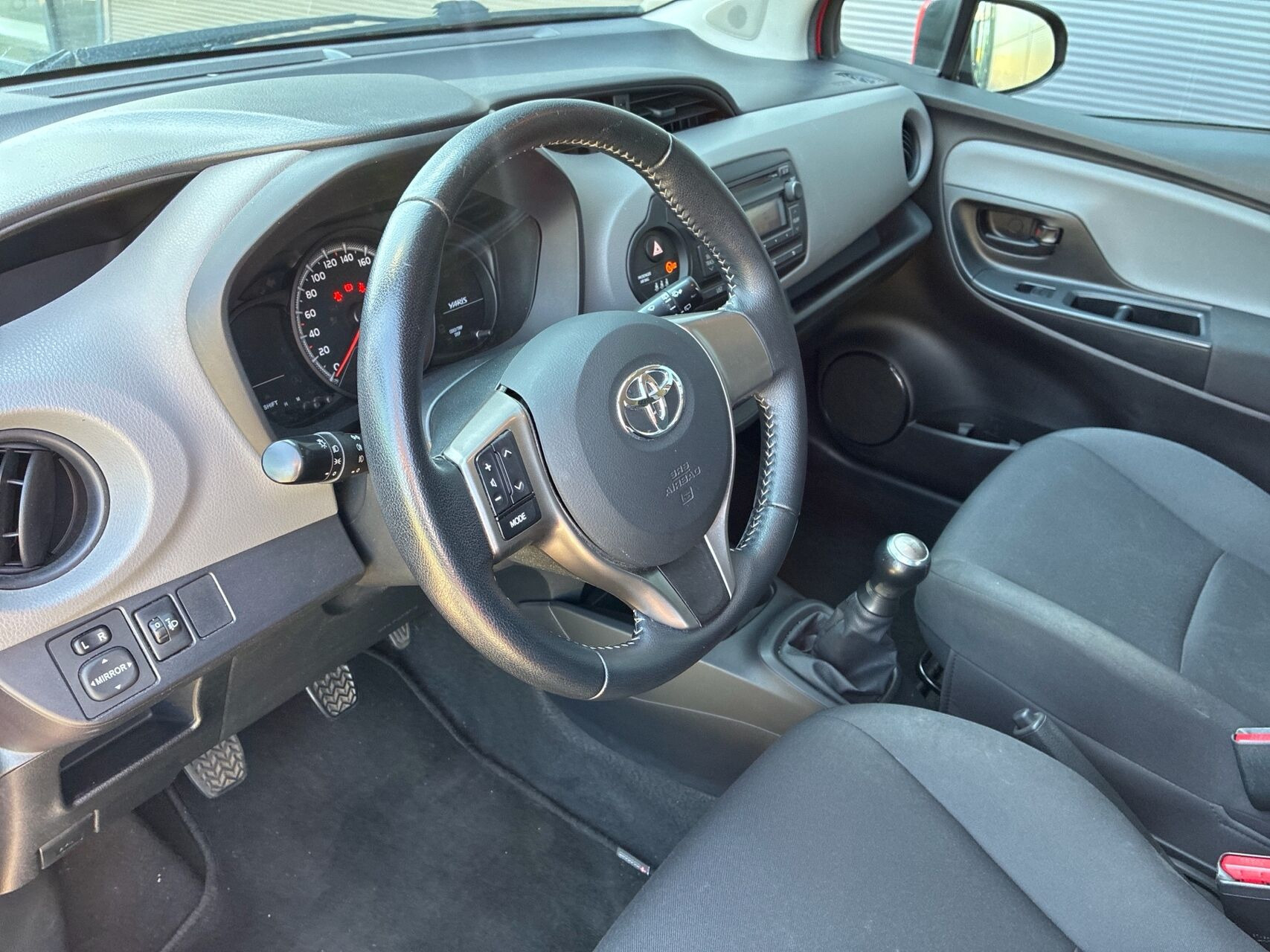 Rød Toyota Yaris fra 2015