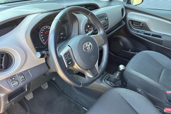 Rød Toyota Yaris fra 2015