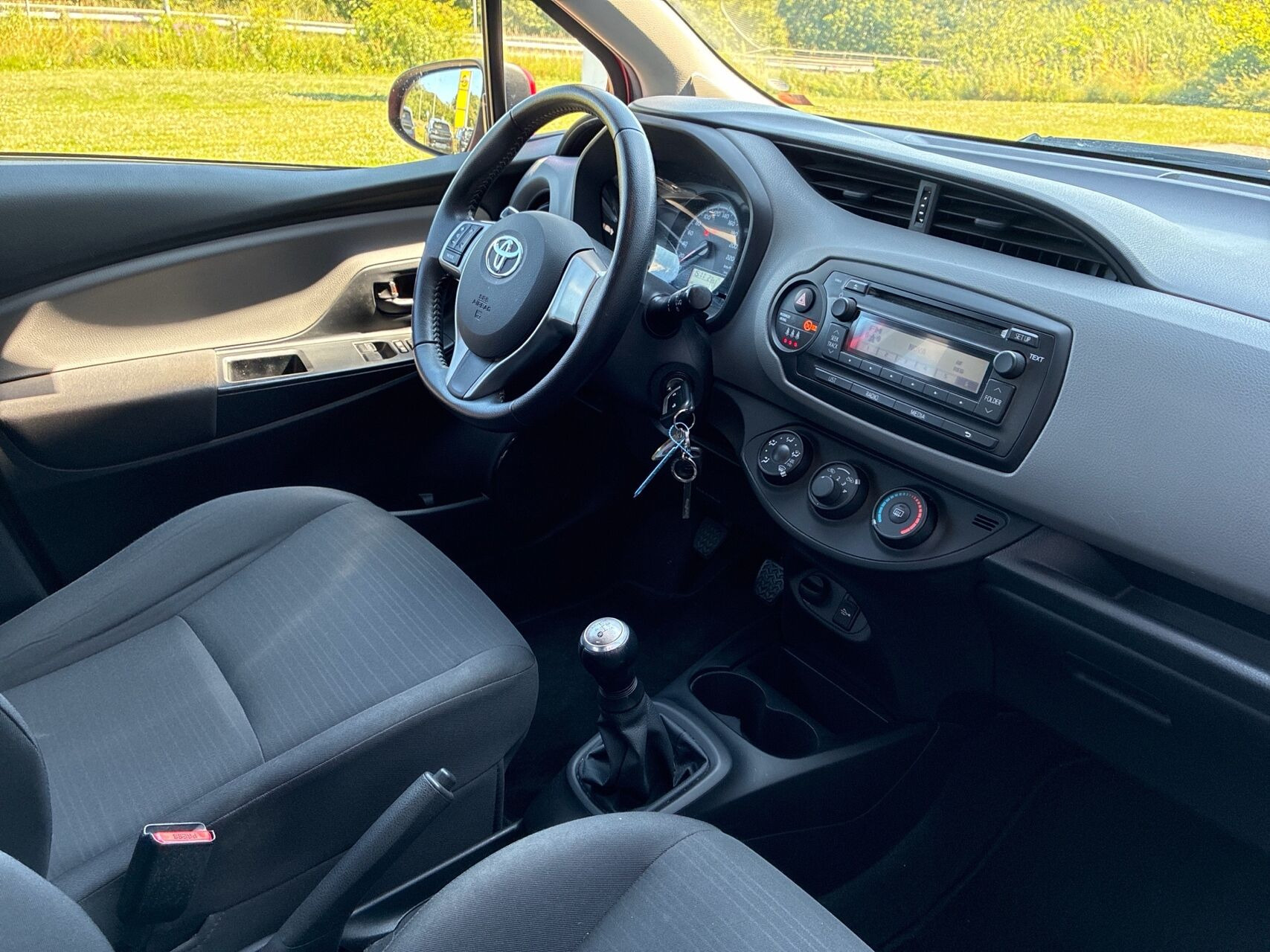 Rød Toyota Yaris fra 2015