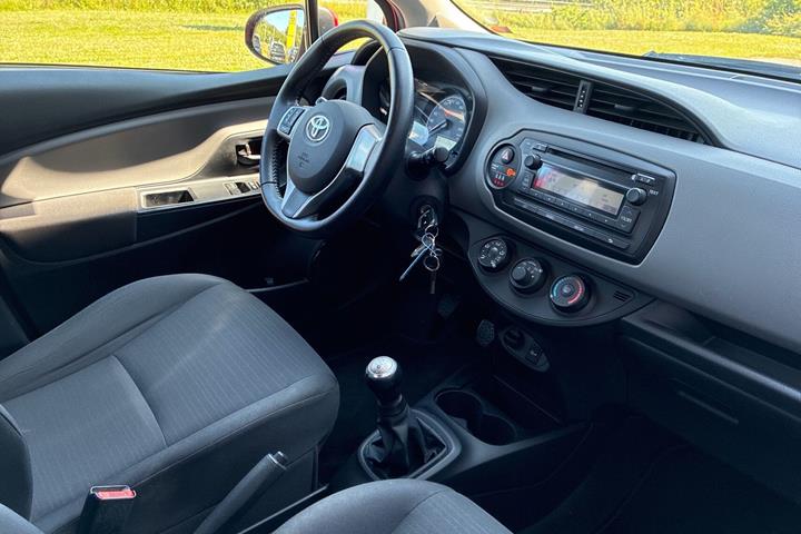 Rød Toyota Yaris fra 2015