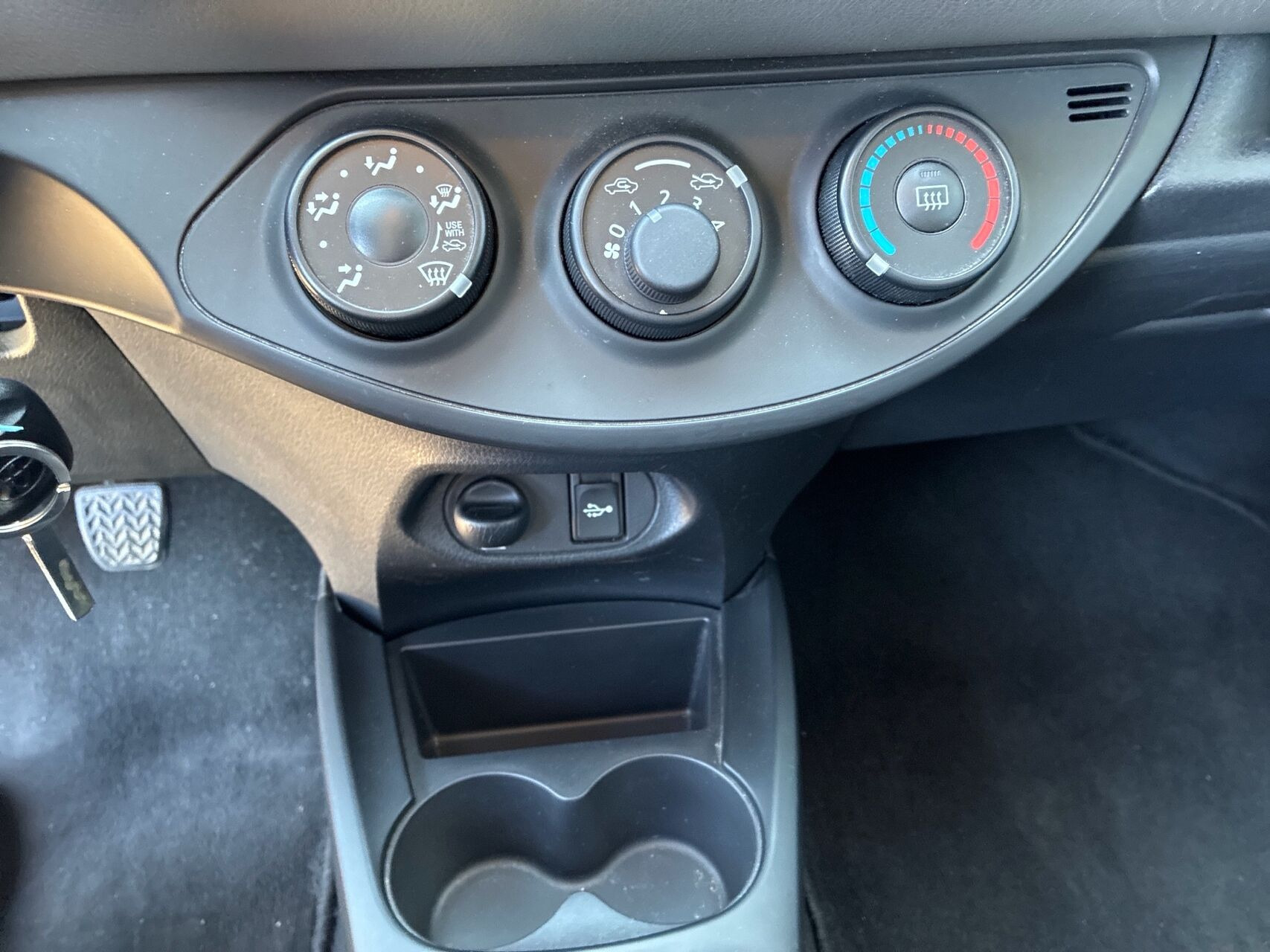 Rød Toyota Yaris fra 2015