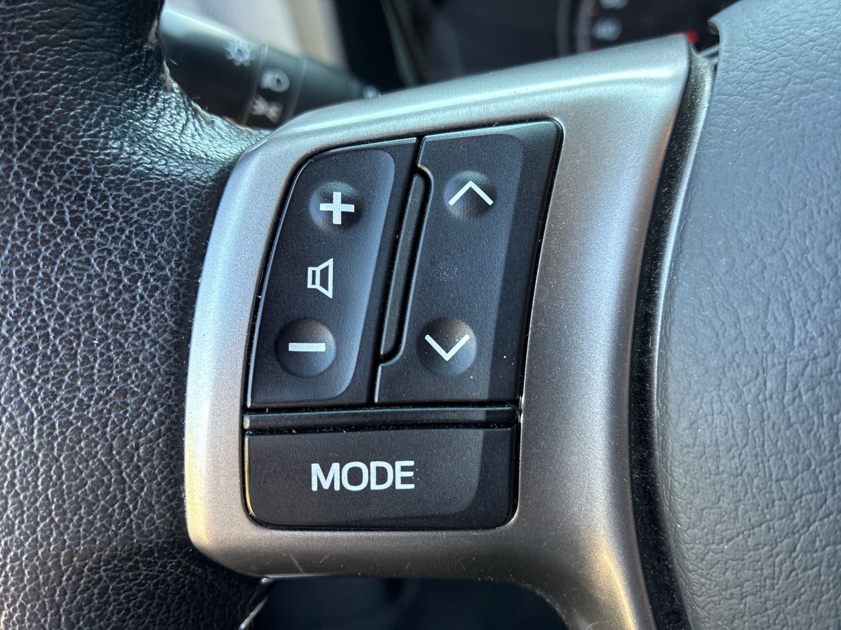 Rød Toyota Yaris fra 2015