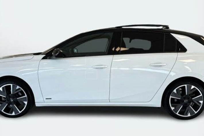 Hvid Opel Astra-e fra 2023