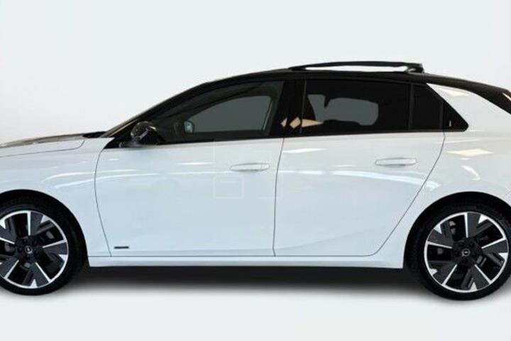 Hvid Opel Astra-e fra 2023
