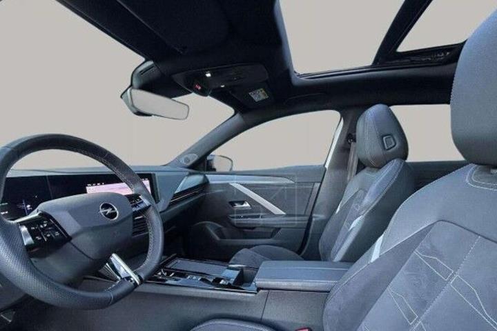 Hvid Opel Astra-e fra 2023
