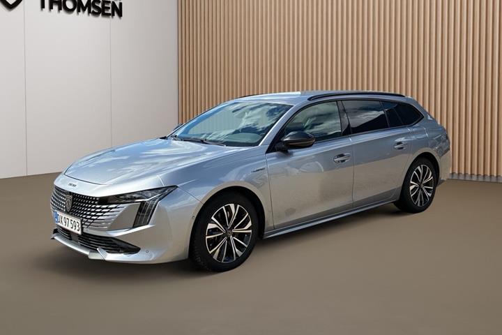 Sølv Peugeot 508 fra 2024 set udefra