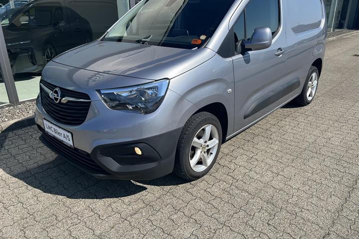 Grå Opel Combo fra 2019 set udefra
