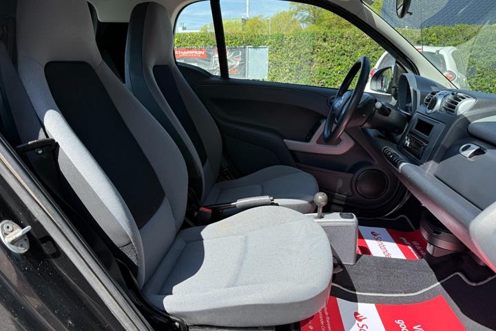 Hvid Smart ForTwo Coupé fra 2008 set indefra