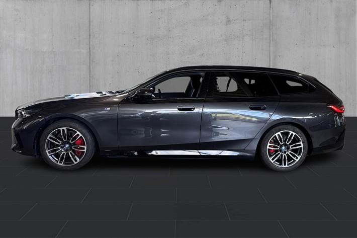 Grå BMW i5 fra 2024