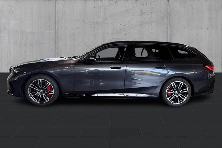 Grå BMW i5 fra 2024
