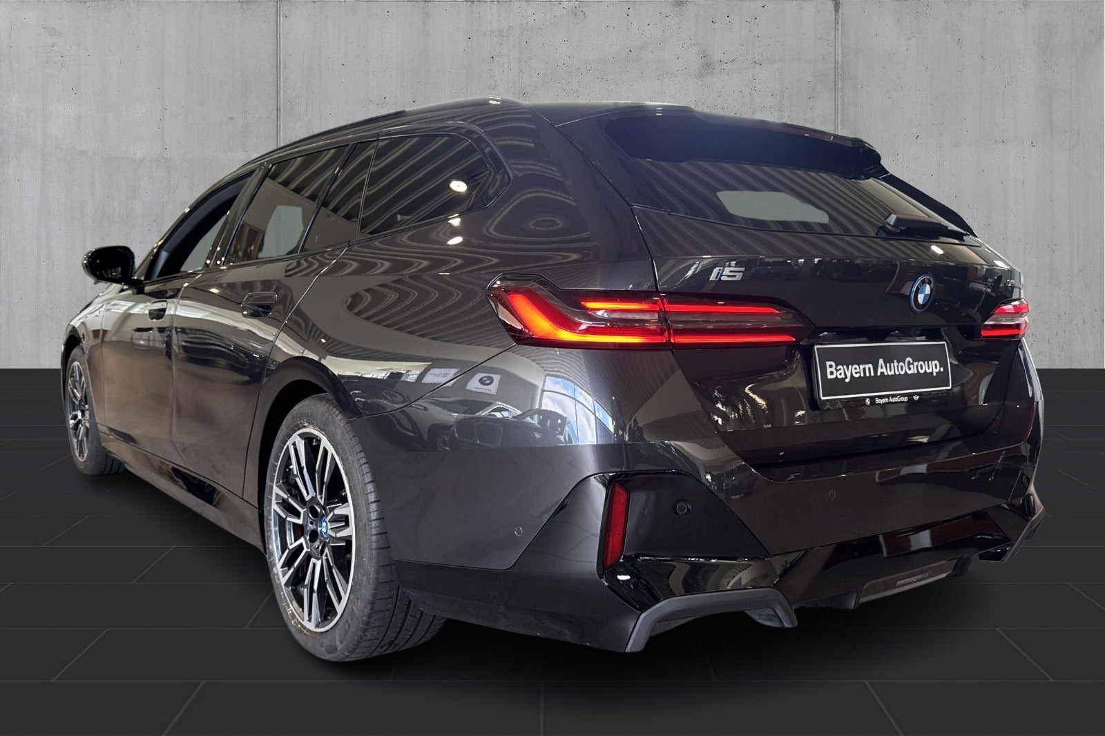 Grå BMW i5 fra 2024