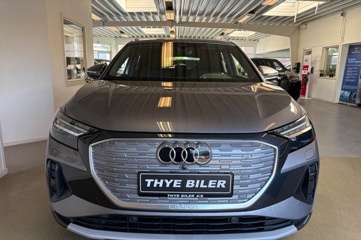 Grå Audi Q4 e-tron fra 2023