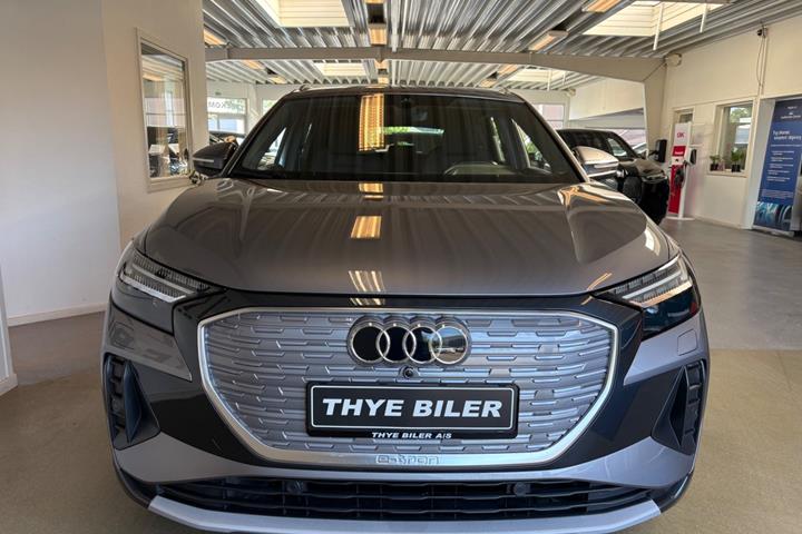 Grå Audi Q4 e-tron fra 2023