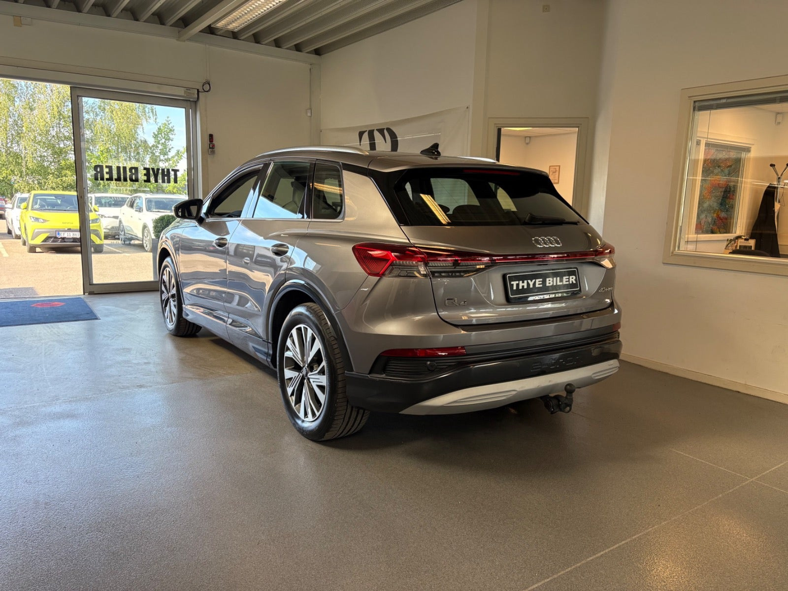 Grå Audi Q4 e-tron fra 2023