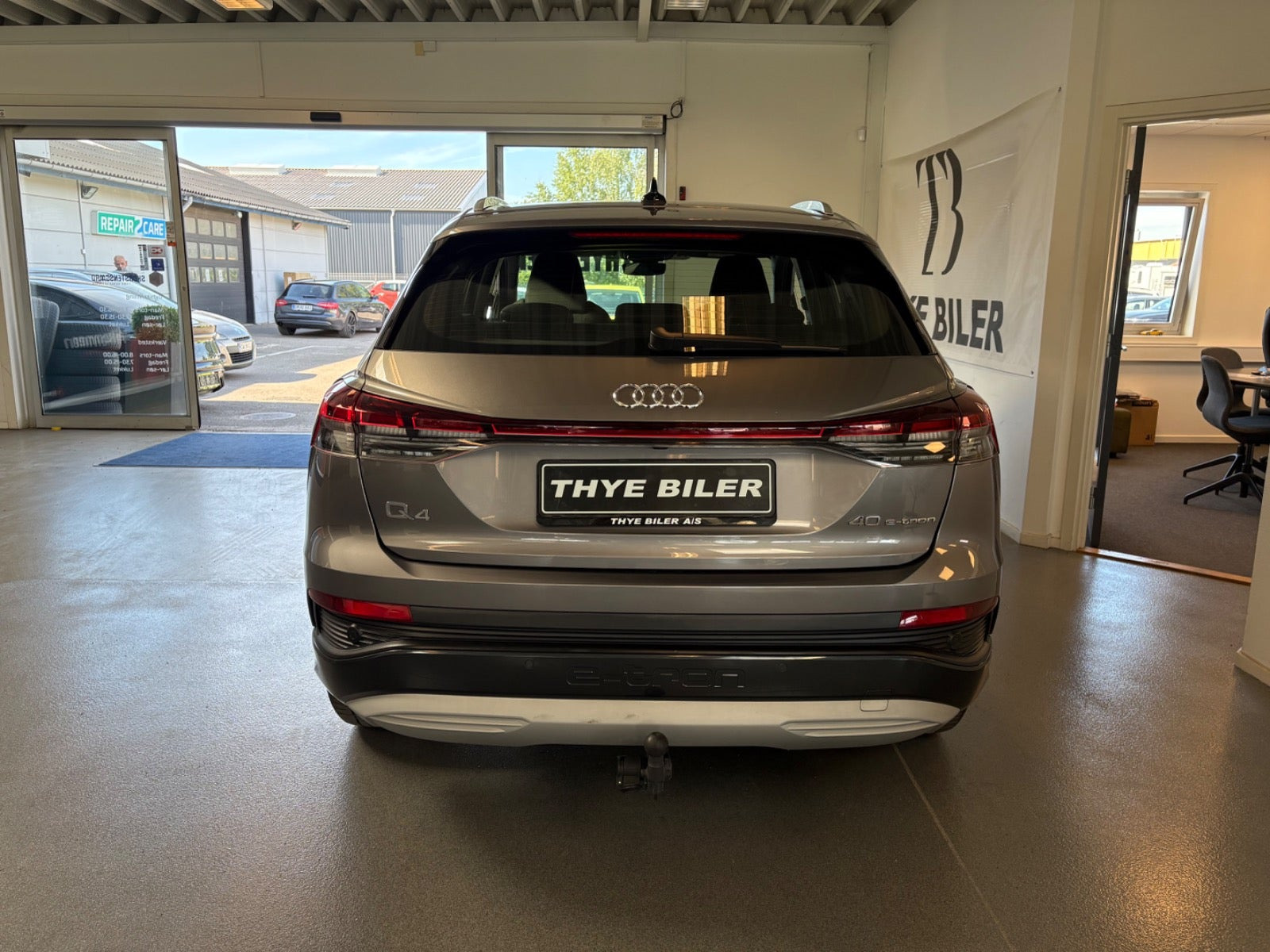 Grå Audi Q4 e-tron fra 2023