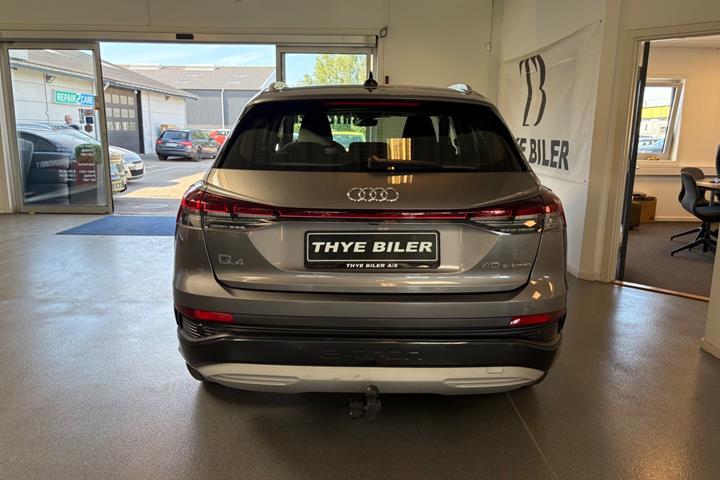 Grå Audi Q4 e-tron fra 2023