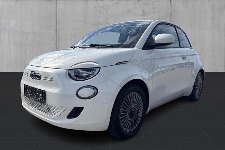 Hvid Fiat 500e fra 2023 set udefra