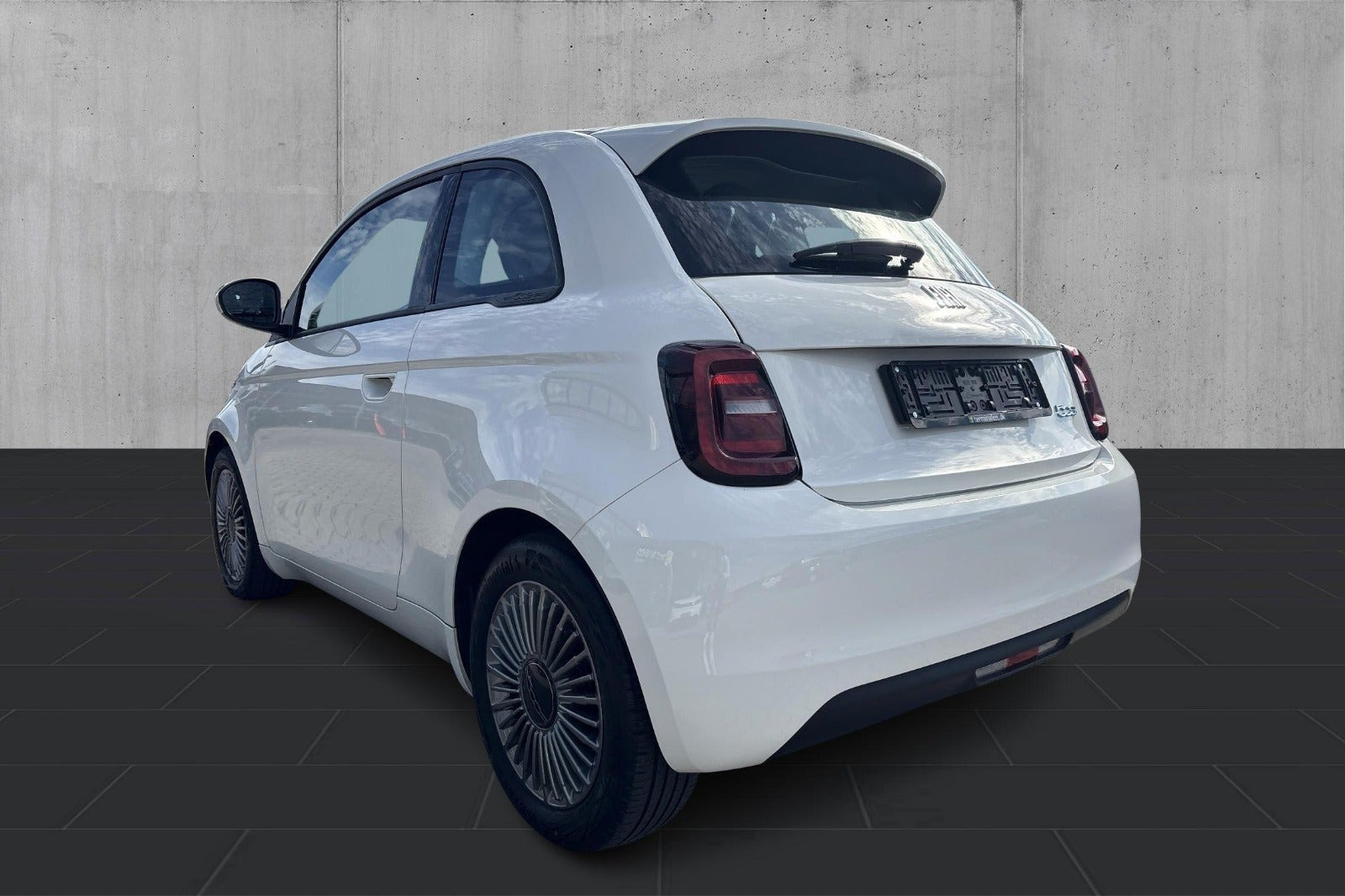 Hvid Fiat 500e fra 2023