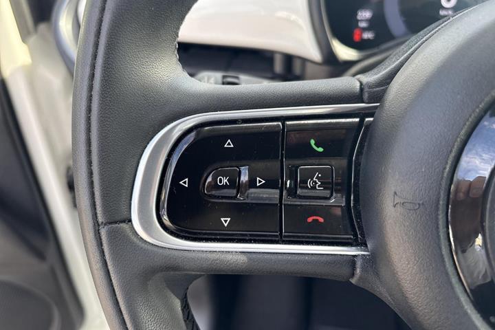 Hvid Fiat 500e fra 2023