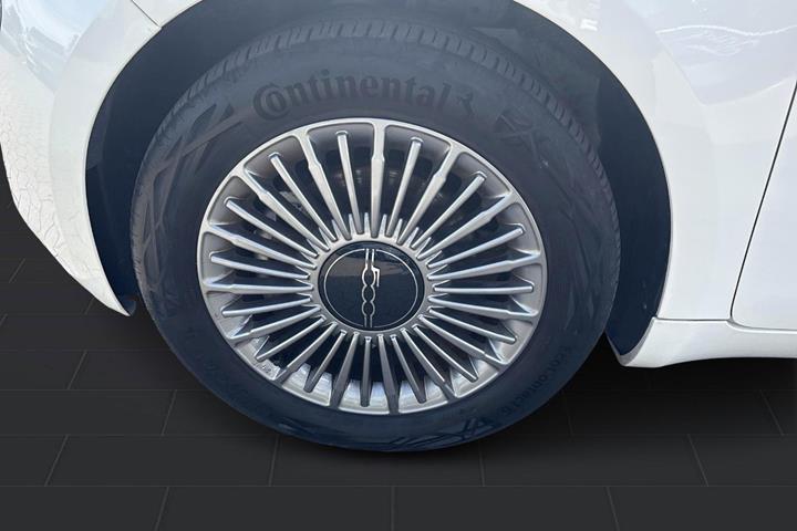 Hvid Fiat 500e fra 2023