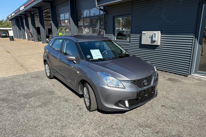 Grå Suzuki Baleno fra 2016 set udefra