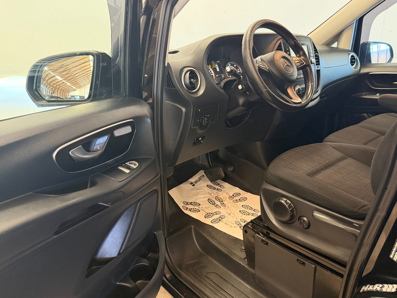 Sort Mercedes Vito 119 fra 2019